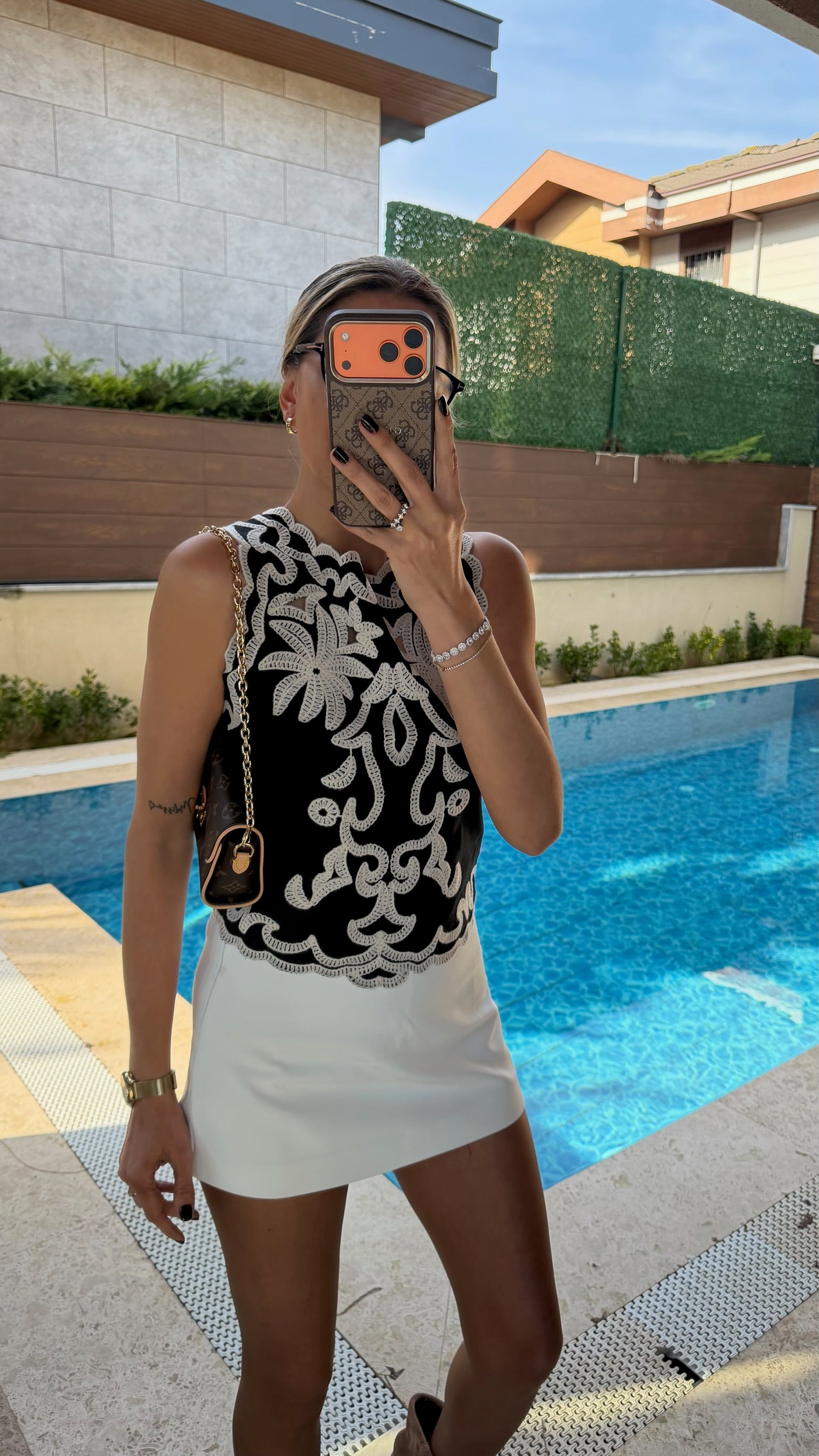 Sırtı Fermuarlı Kabartma Nakışlı Keten Bluz Siyah - NK12