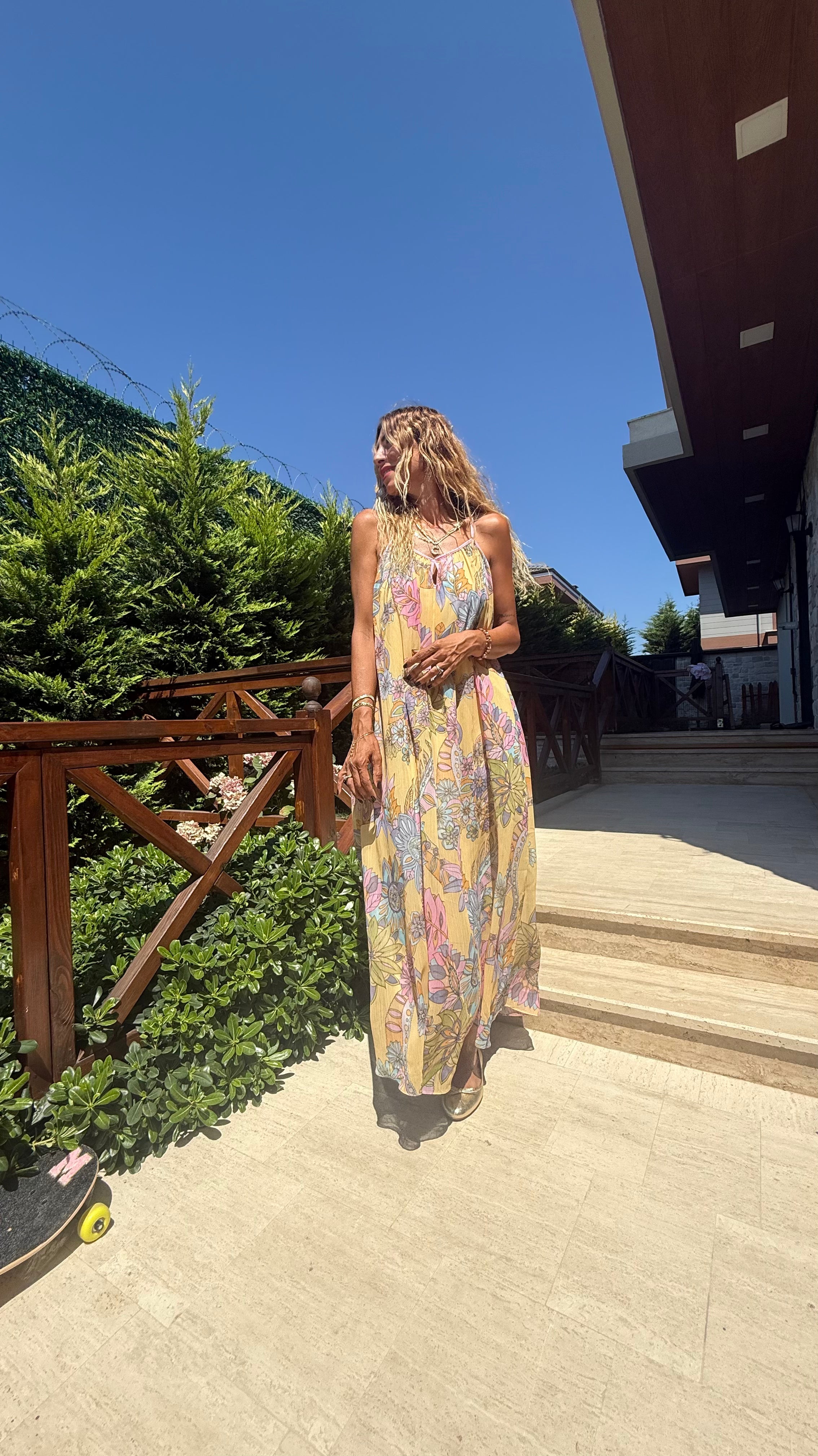 Tropical Bloom Sarı Renk Çiçek Desenli Askılı Maxi Elbise