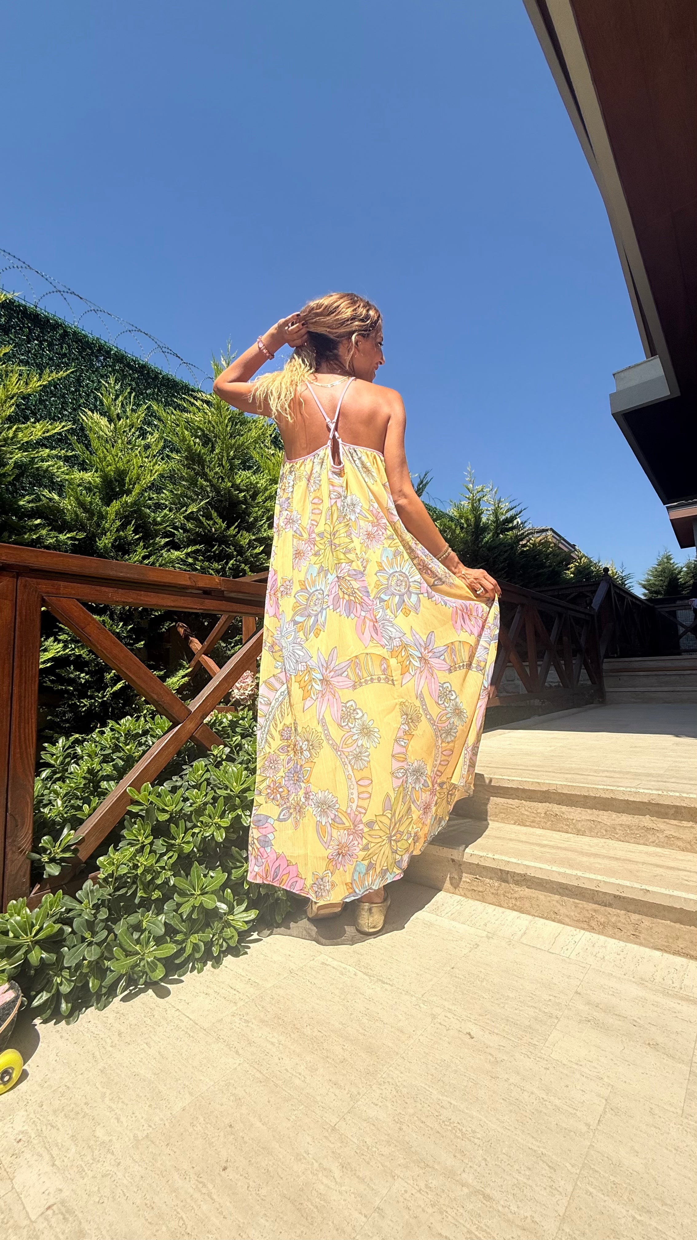 Tropical Bloom Sarı Renk Çiçek Desenli Askılı Maxi Elbise
