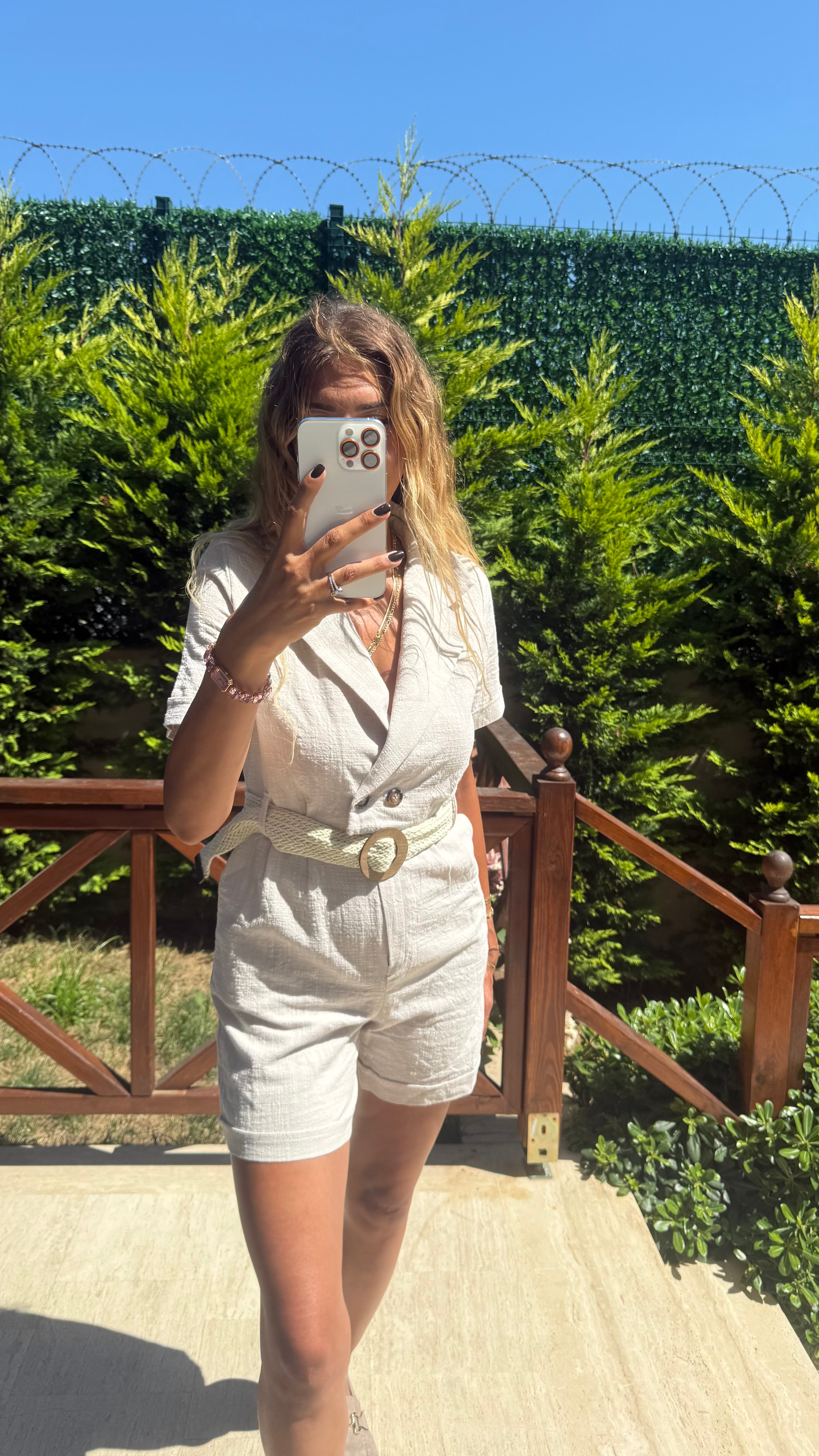 Linen Chic Kuşak Detaylı Kruvaze Yaka Kısa Bej Tulum