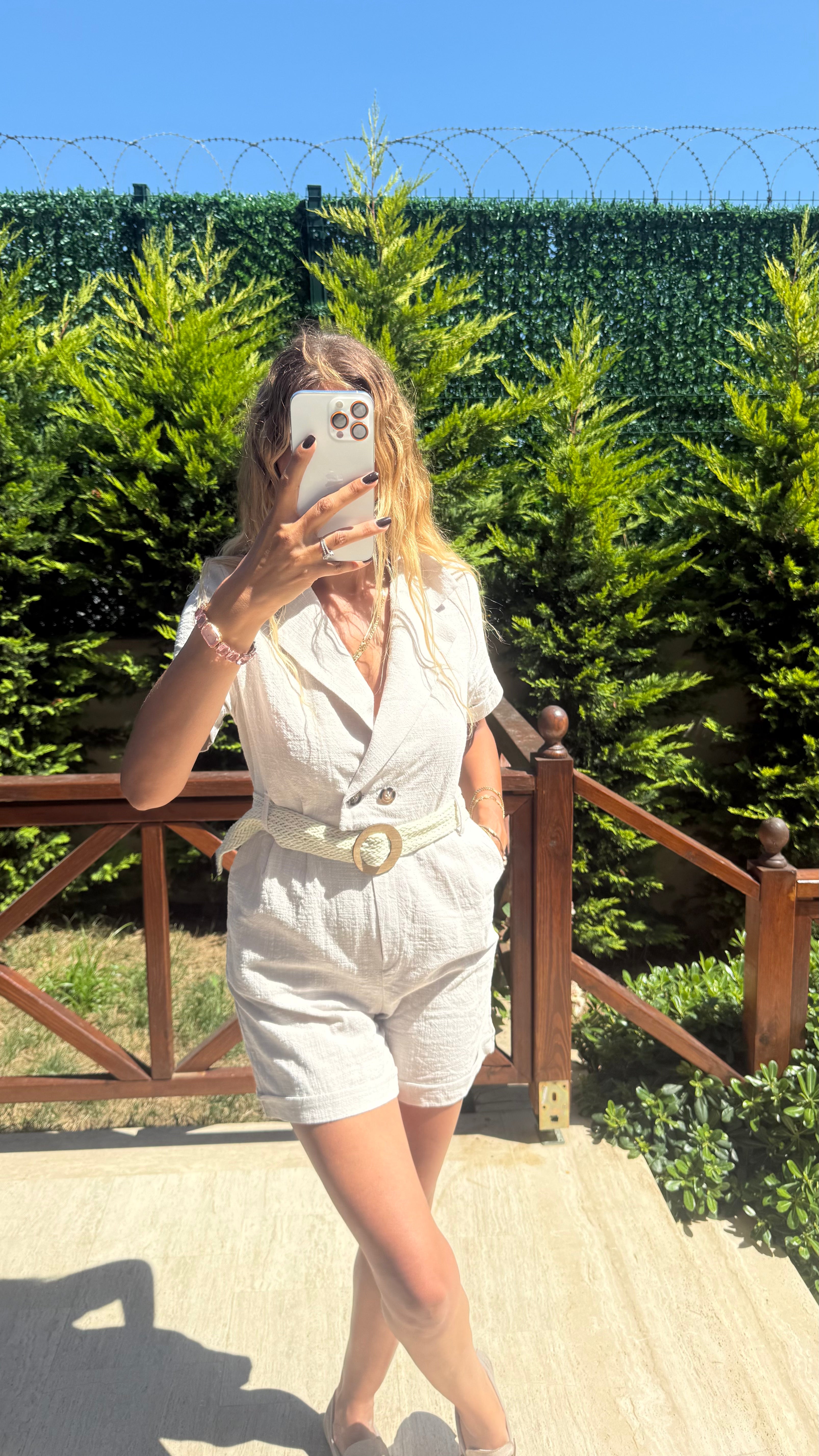 Linen Chic Kuşak Detaylı Kruvaze Yaka Kısa Bej Tulum