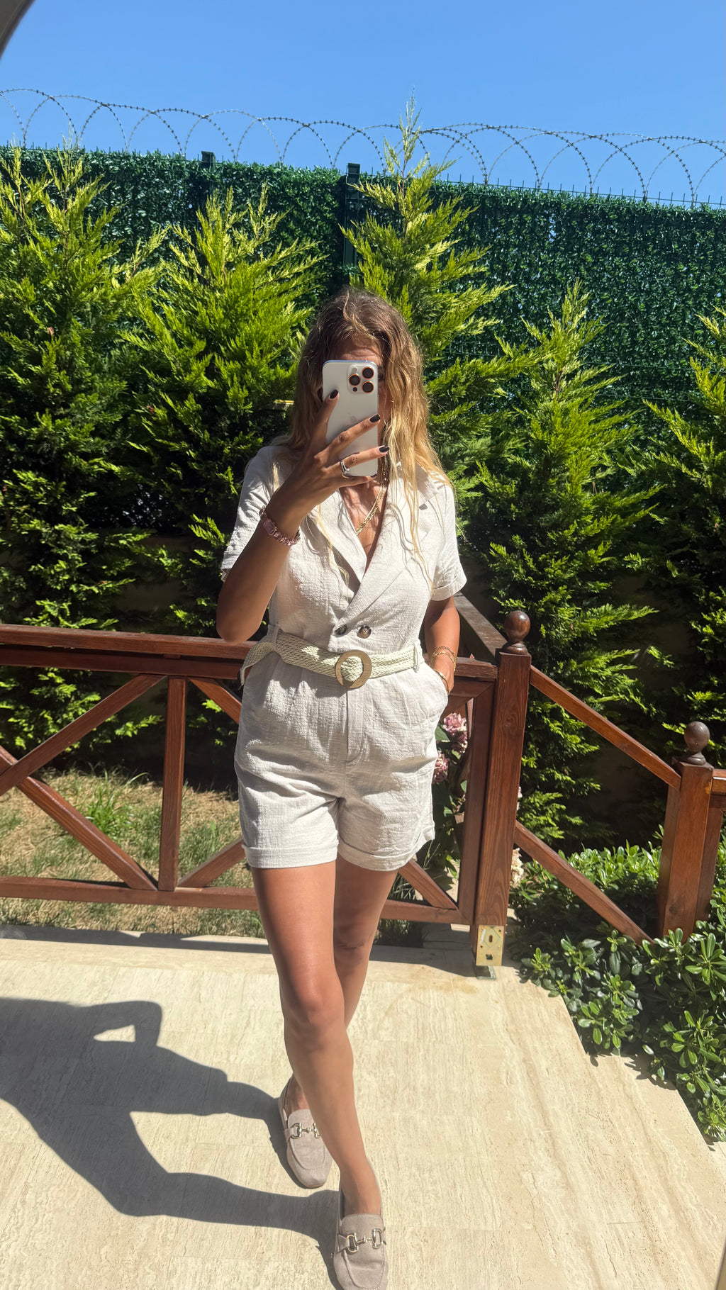 Linen Chic Kuşak Detaylı Kruvaze Yaka Kısa Bej Tulum