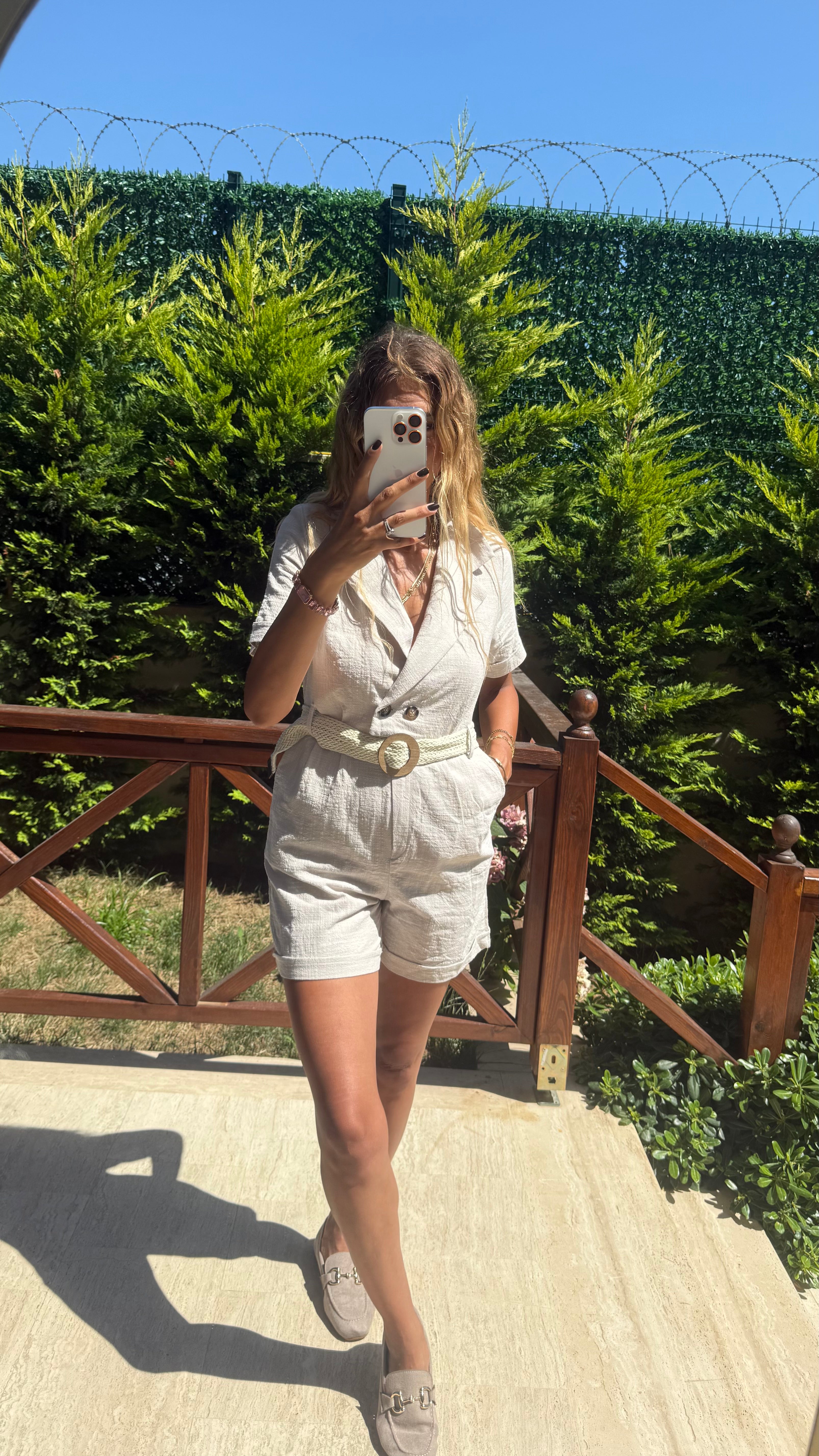 Linen Chic Kuşak Detaylı Kruvaze Yaka Kısa Bej Tulum