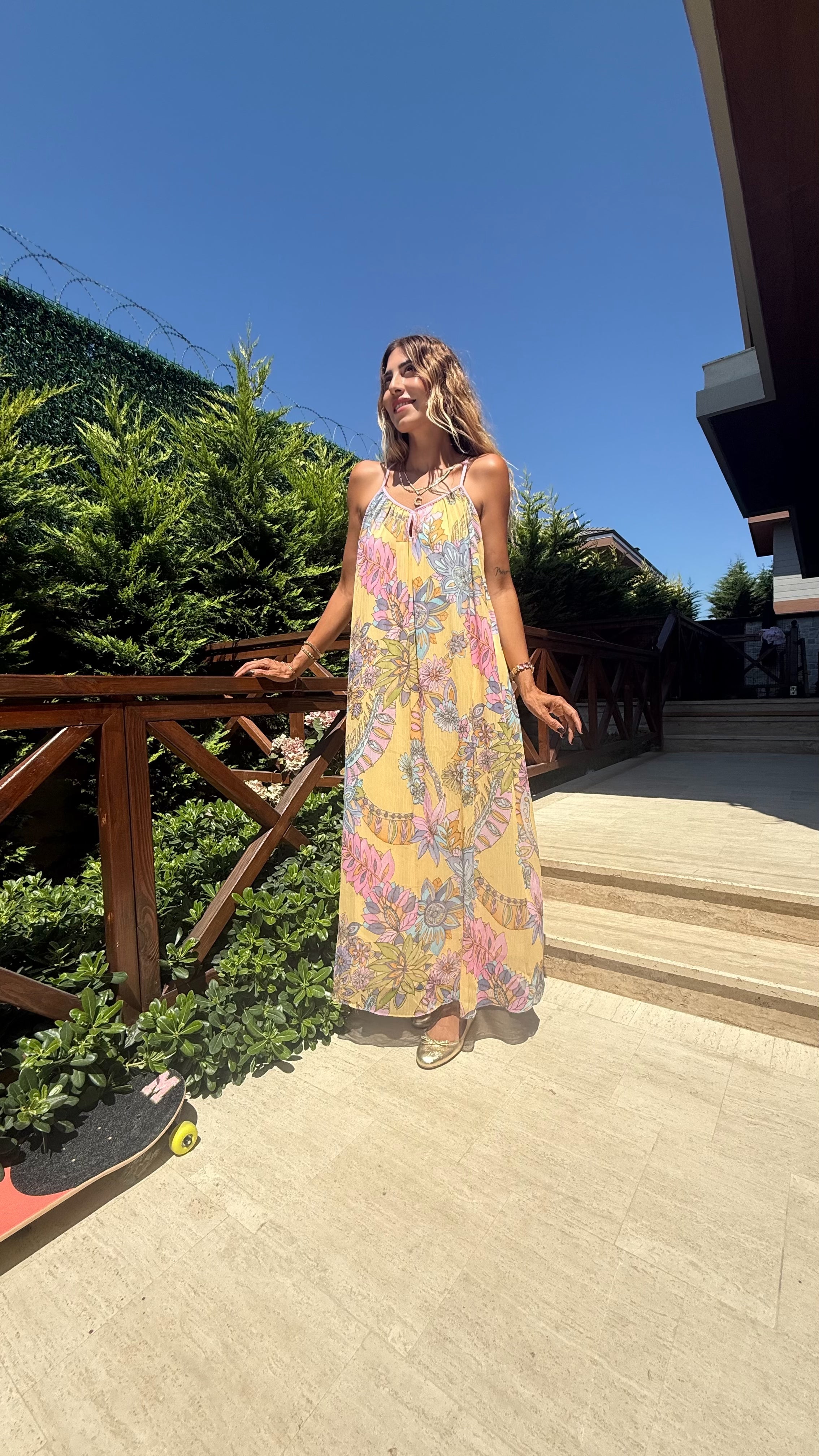 Tropical Bloom Sarı Renk Çiçek Desenli Askılı Maxi Elbise