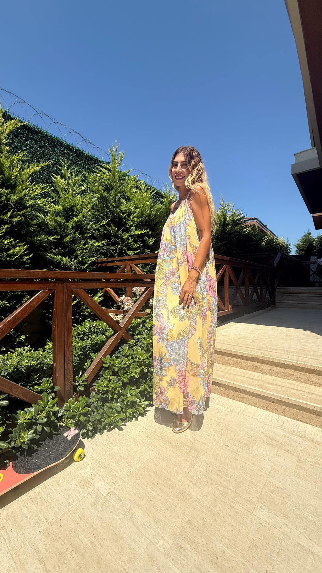 Tropical Bloom Sarı Renk Çiçek Desenli Askılı Maxi Elbise