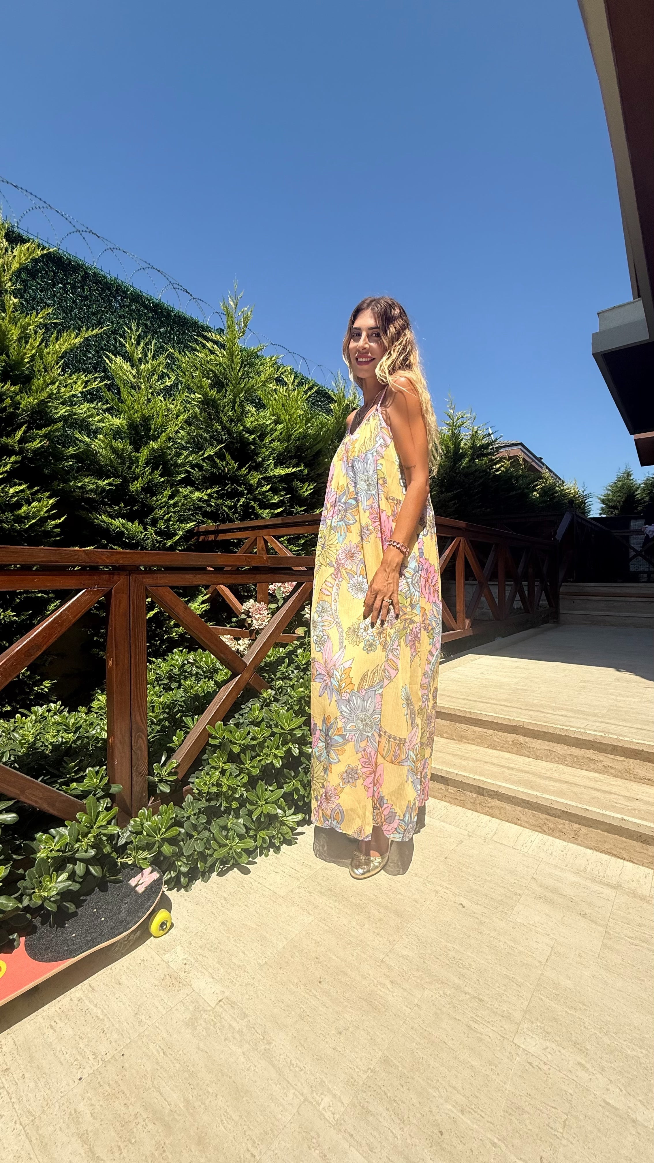 Tropical Bloom Sarı Renk Çiçek Desenli Askılı Maxi Elbise