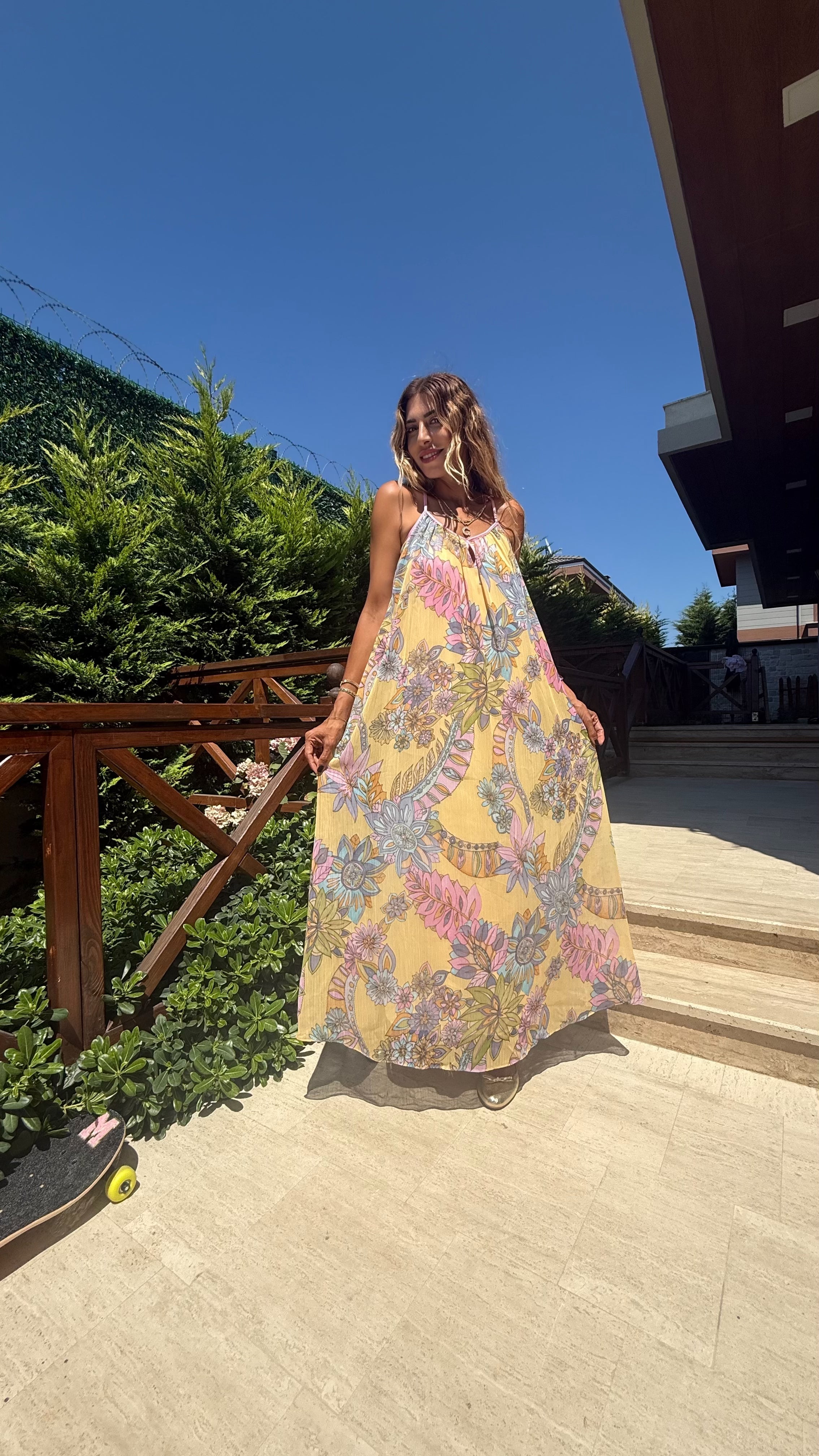 Tropical Bloom Sarı Renk Çiçek Desenli Askılı Maxi Elbise